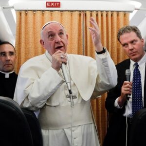 En el avión de regreso de Fátima: Texto íntegro de la rueda de prensa del Papa