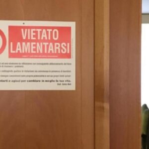 La puerta del departamento del Papa tiene un cartel: “Prohibido quejarse”