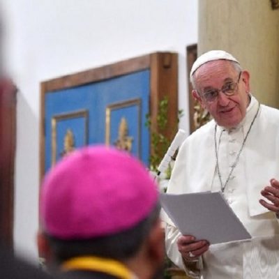 Papa a los obispos de Chile: la Iglesia no es de una élite clerical