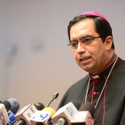 Obispos de El Salvador piden a Washington que no deporte a los inmigrantes