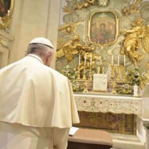 El Papa inicia el Mes Mariano rezando por la Paz en Siria y en el mundo