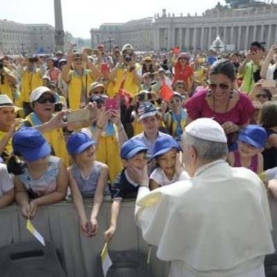 El Papa en la catequesis: La Iglesia somos todos, no hay patrones y obreros