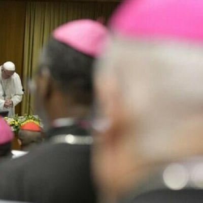 Francisco decretó que los casos de pederastia en el Vaticano puedan investigarse de oficio