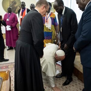 Arrodillarse por la paz, el llamativo gesto del Papa a los pies de los líderes de Sudán del Sur