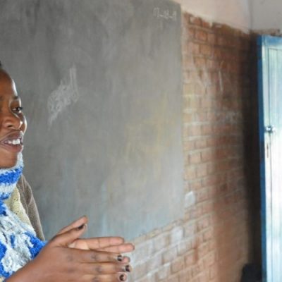 Malaui: Conozca a Claudine, una trabajadora social que anima a las niñas a ser lo mejor que puedan