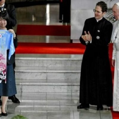 Francisco en Japón, o la “armonía” de los lenguajes de la cabeza, las manos y el corazón