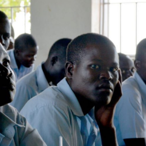 Uganda: Promover y proteger la educación secundaria