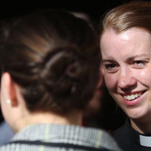 Por primera vez la Iglesia Anglicana ordena más mujeres que hombres